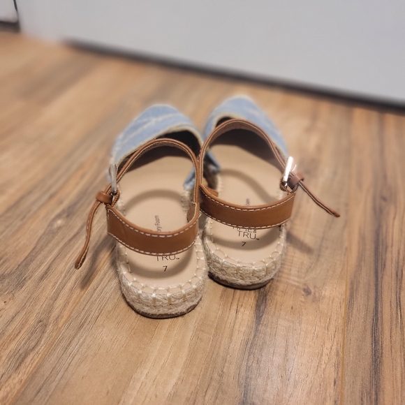 Time and Tru Ladies Sandals - Picture 2 of 4